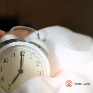 Wekkerklok op bed