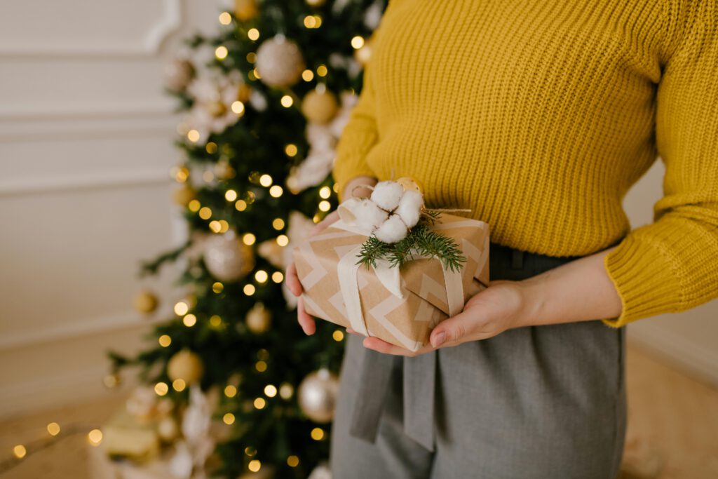 Kerstcadeau Kerstboom zijn prioriteiten voor Vrouw in geel shirt